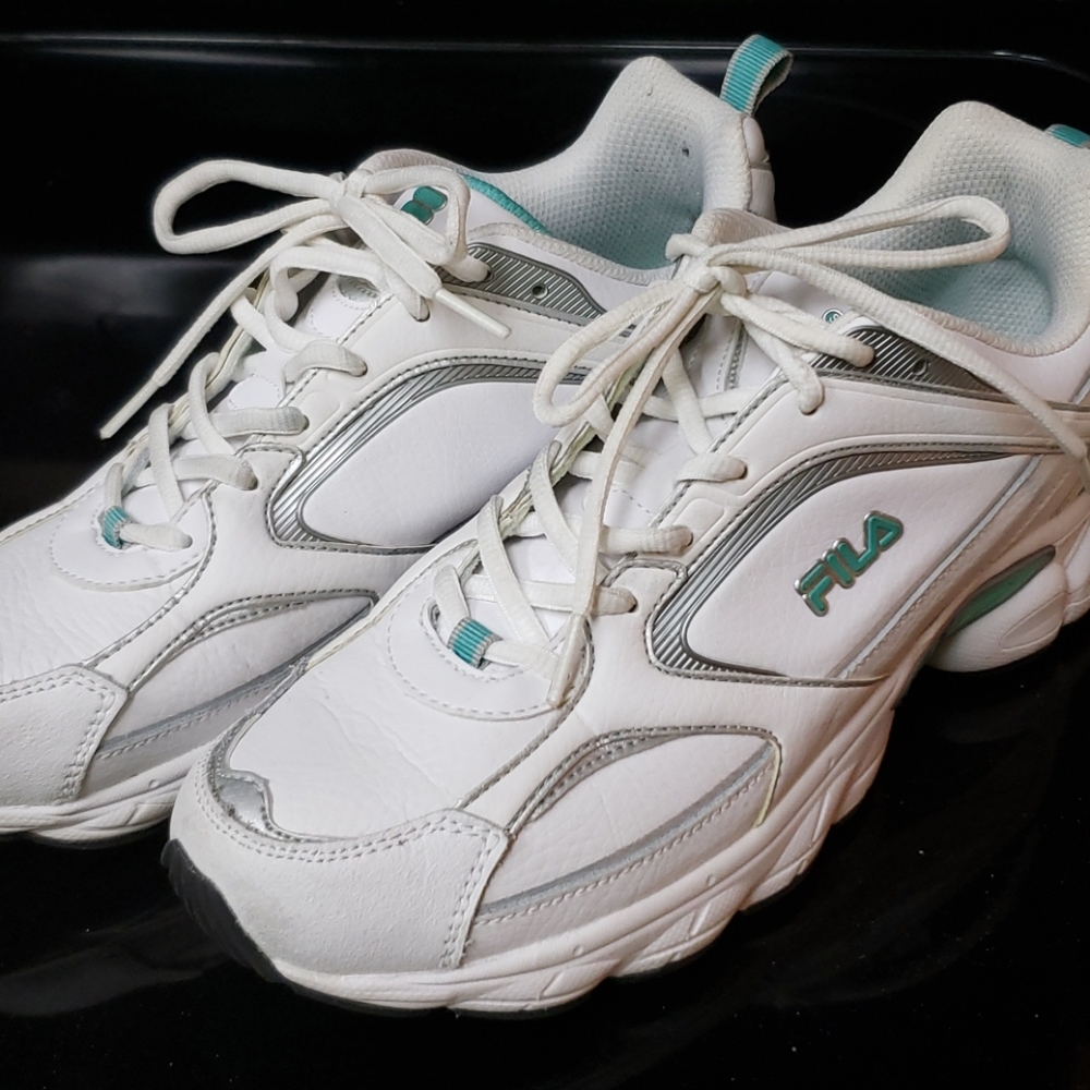 Tennis shoes